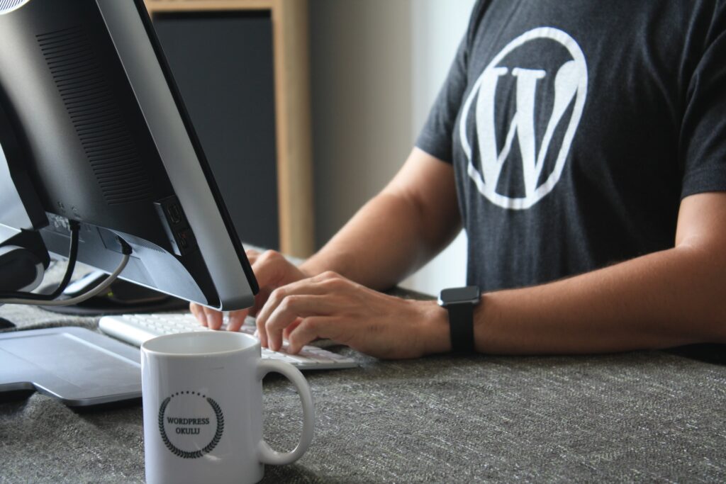 Programista w koszulce z logo WordPress